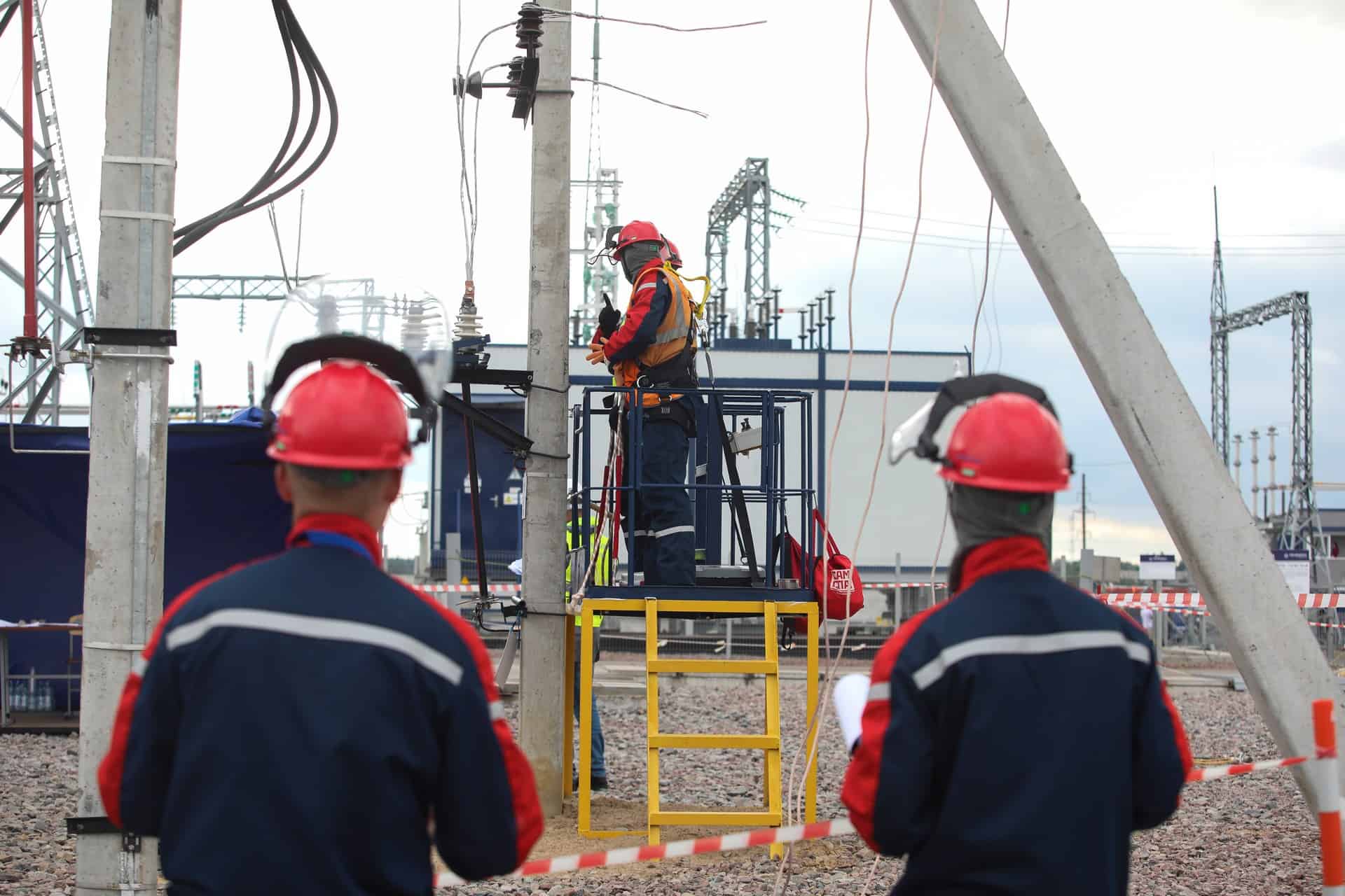 фон Повышение квалификации персонала по электробезопасности в Екатеринбурге и Свердловской области